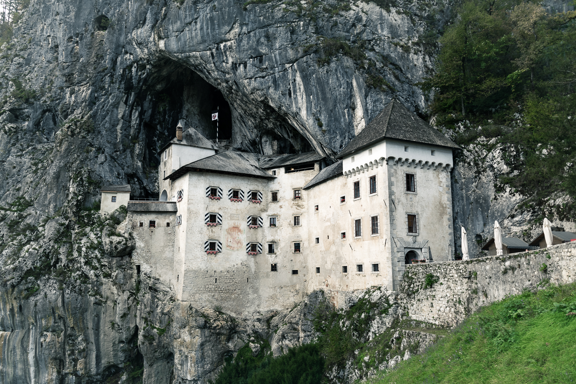 A façada do castelo de Predjama em frente a montanha