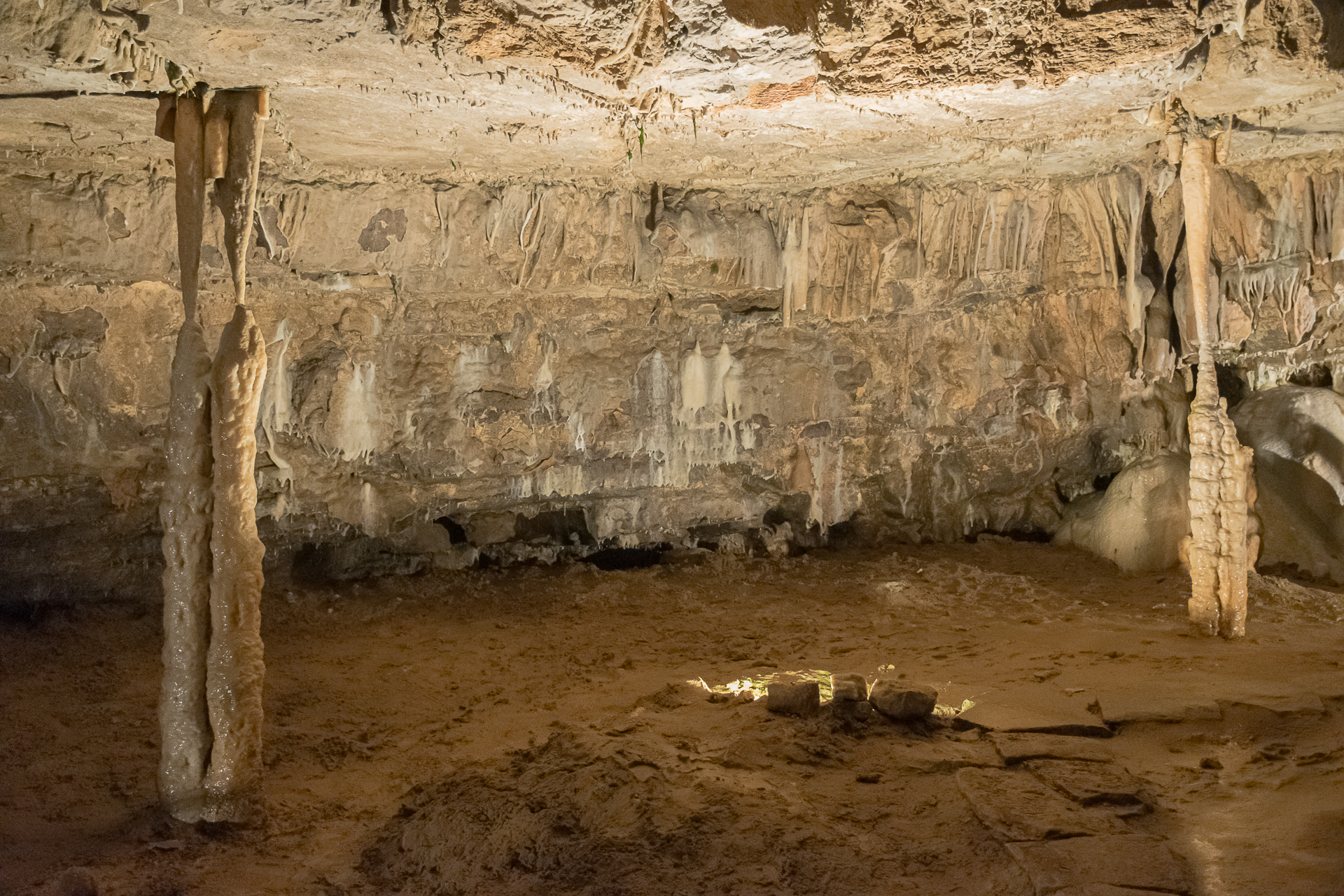 Dentro da caverna de Postojna com estalactities e estalagmities quase se encostando