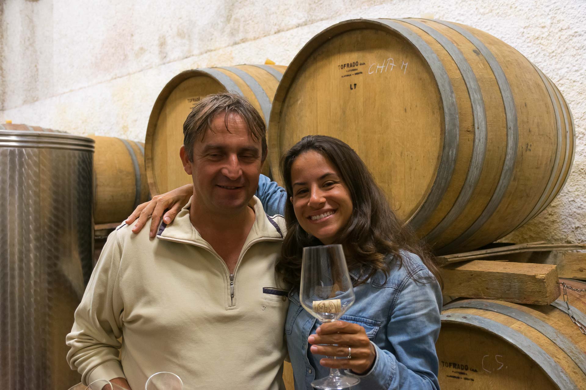 Fernanda segurando uma taça de vinho na vinicola de Brda na Eslovênia