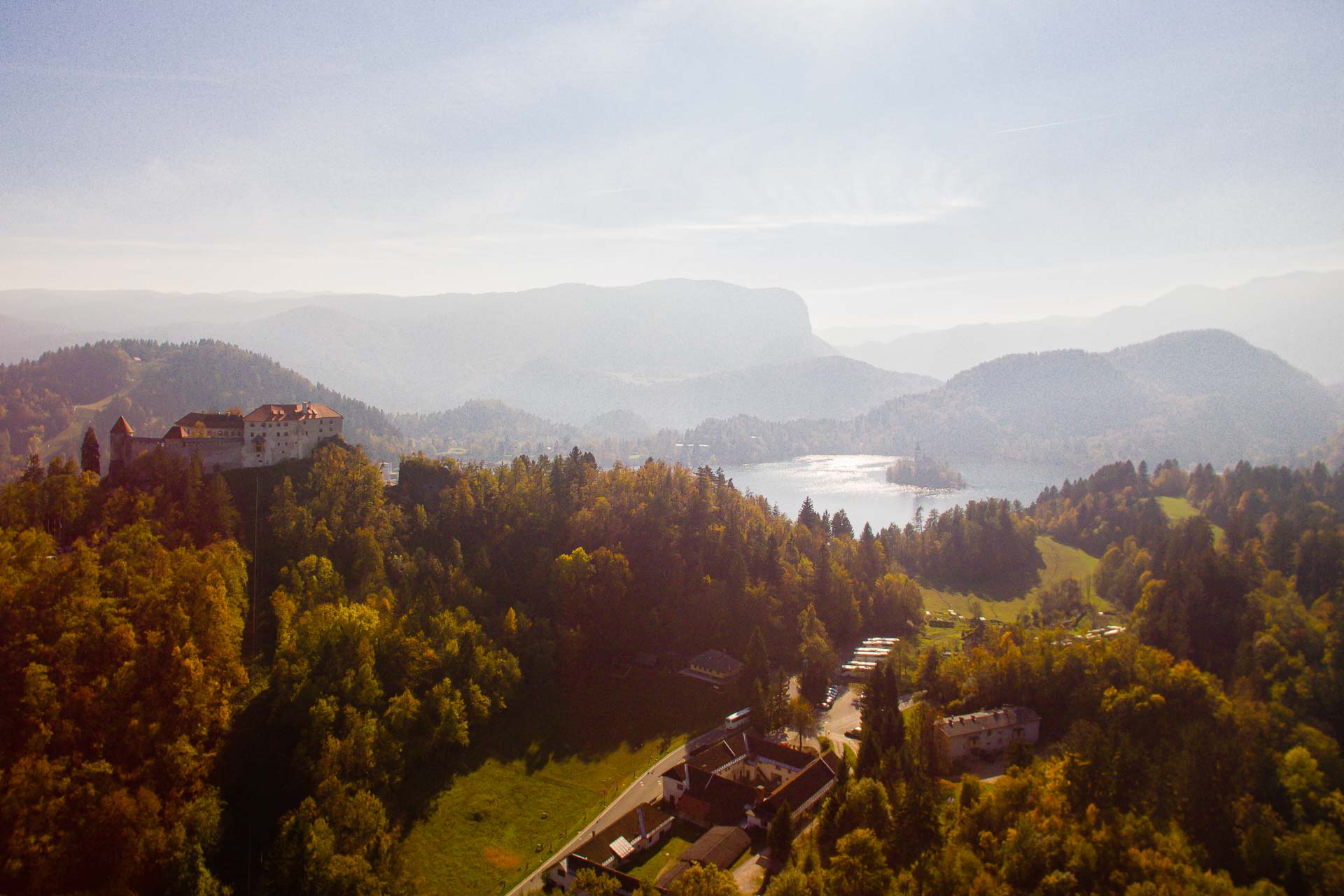 Vista aerea do castelo e do lago de Bled na Eslovênia