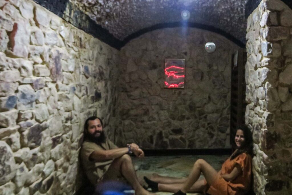 Tiago e Fernanda dentro de uma sauna coreana