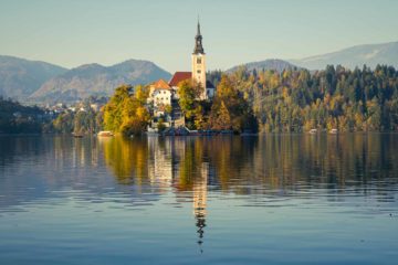 A pequena ilha no centro do lago de Bled refletida na água