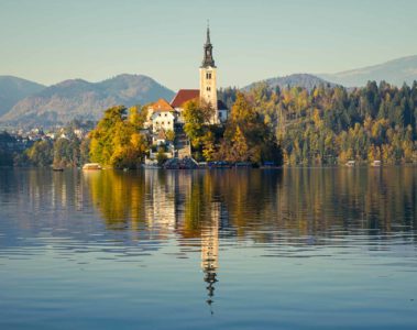 A pequena ilha no centro do lago de Bled refletida na água