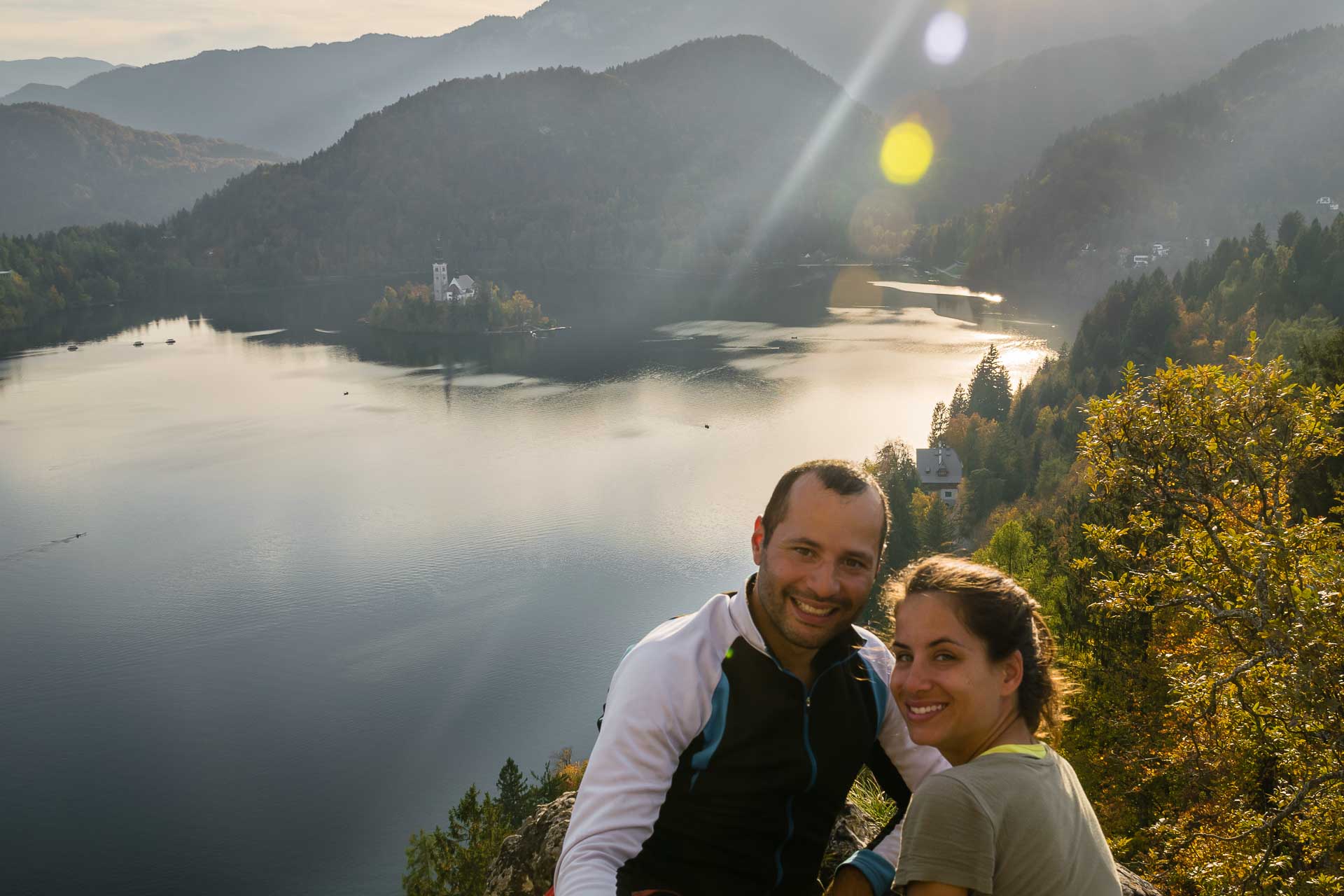 Tiago e Fernanda no topo da montanha do castelo de Bled com o lago ao fundo