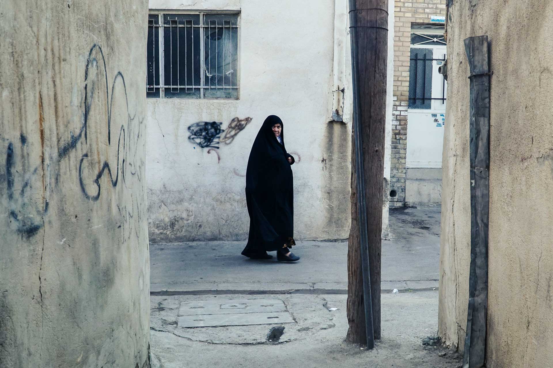 Mulher passando nas ruas do Irã com vestimenta tradicional