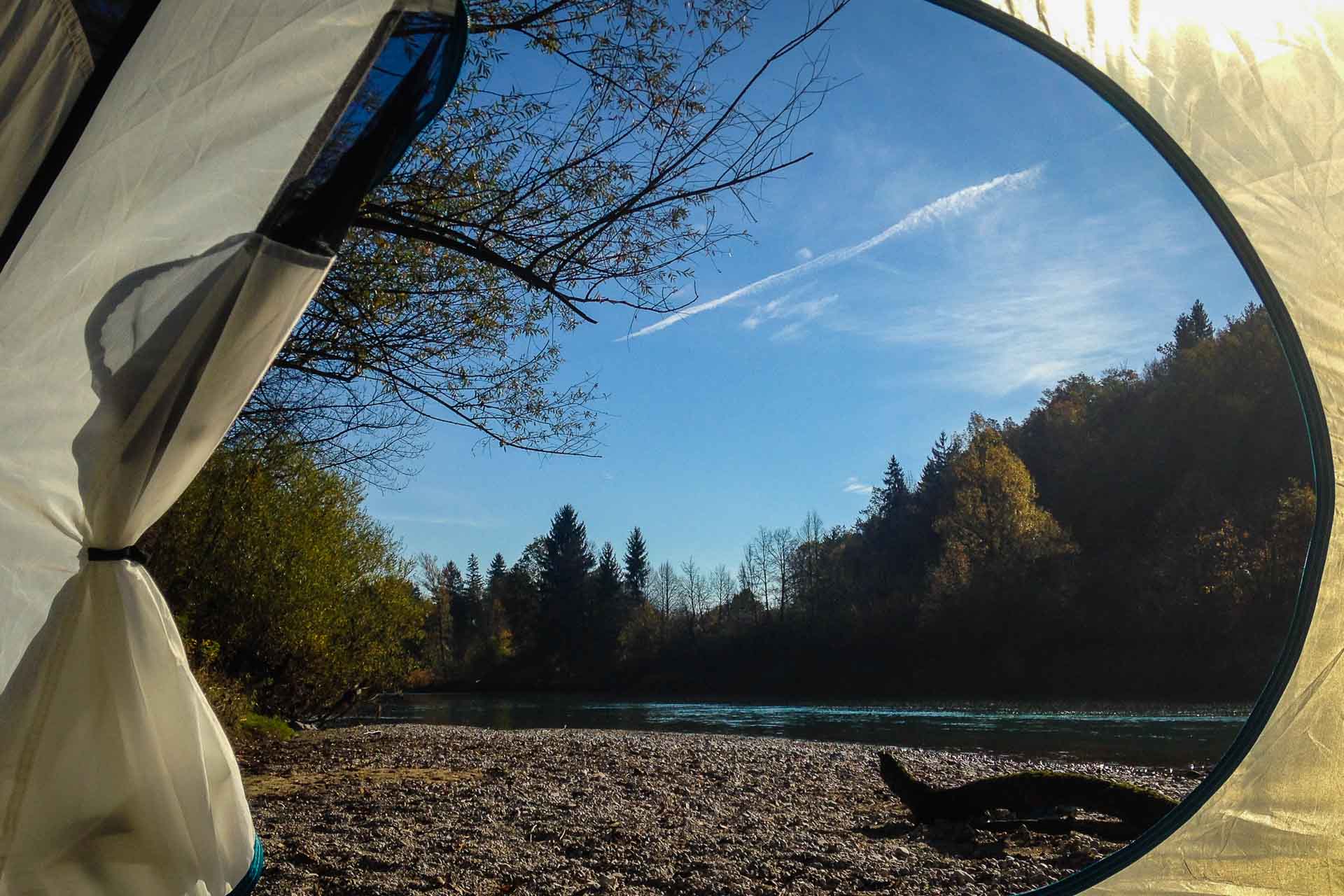 Vista de dentro da barraca acampando na beiro do rio na Eslovênia