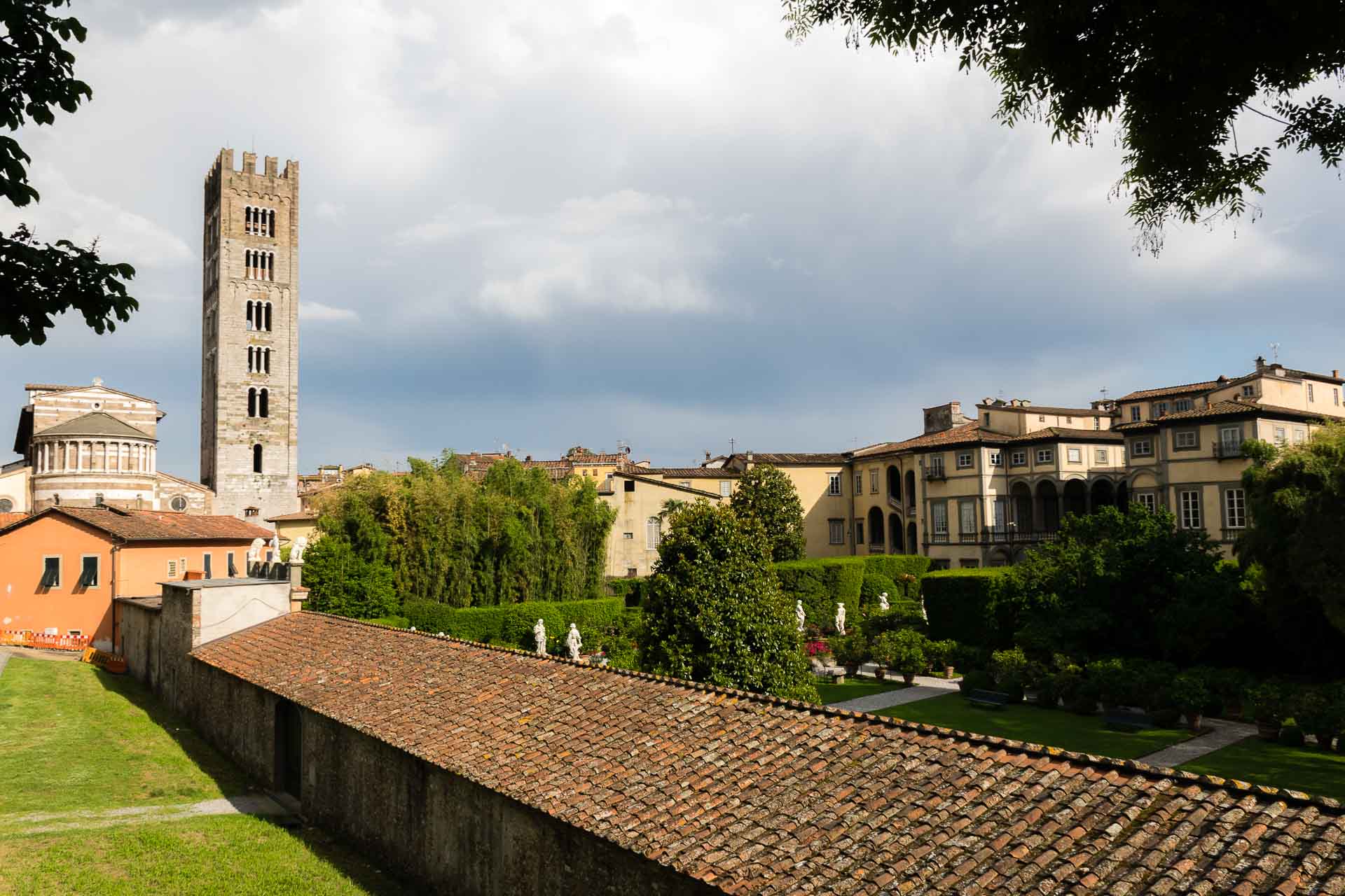 Vista do palácio Pfanner de cima do muro de Lucca