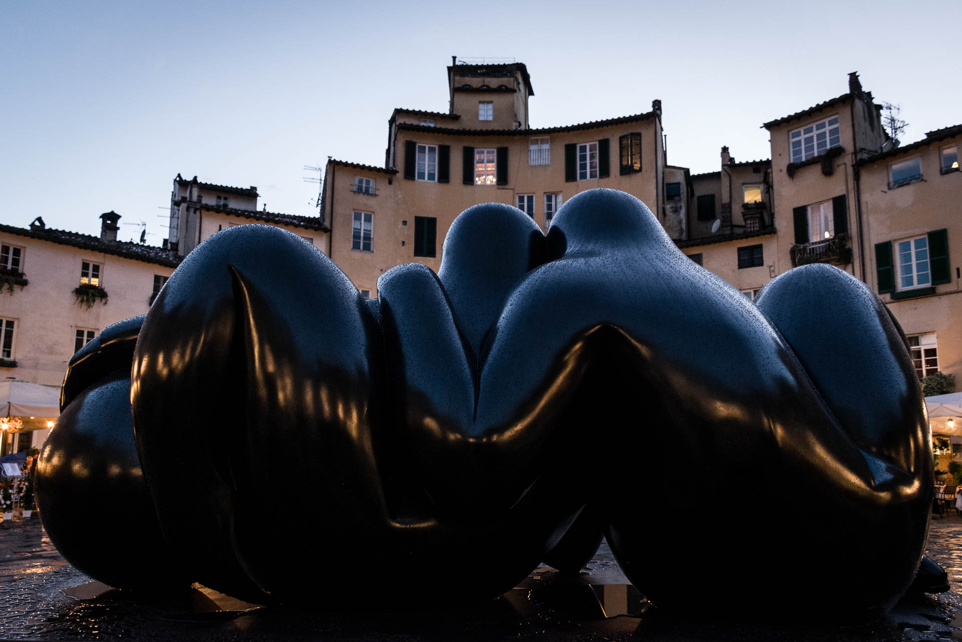 Obra de arte no meio da praça de Lucca