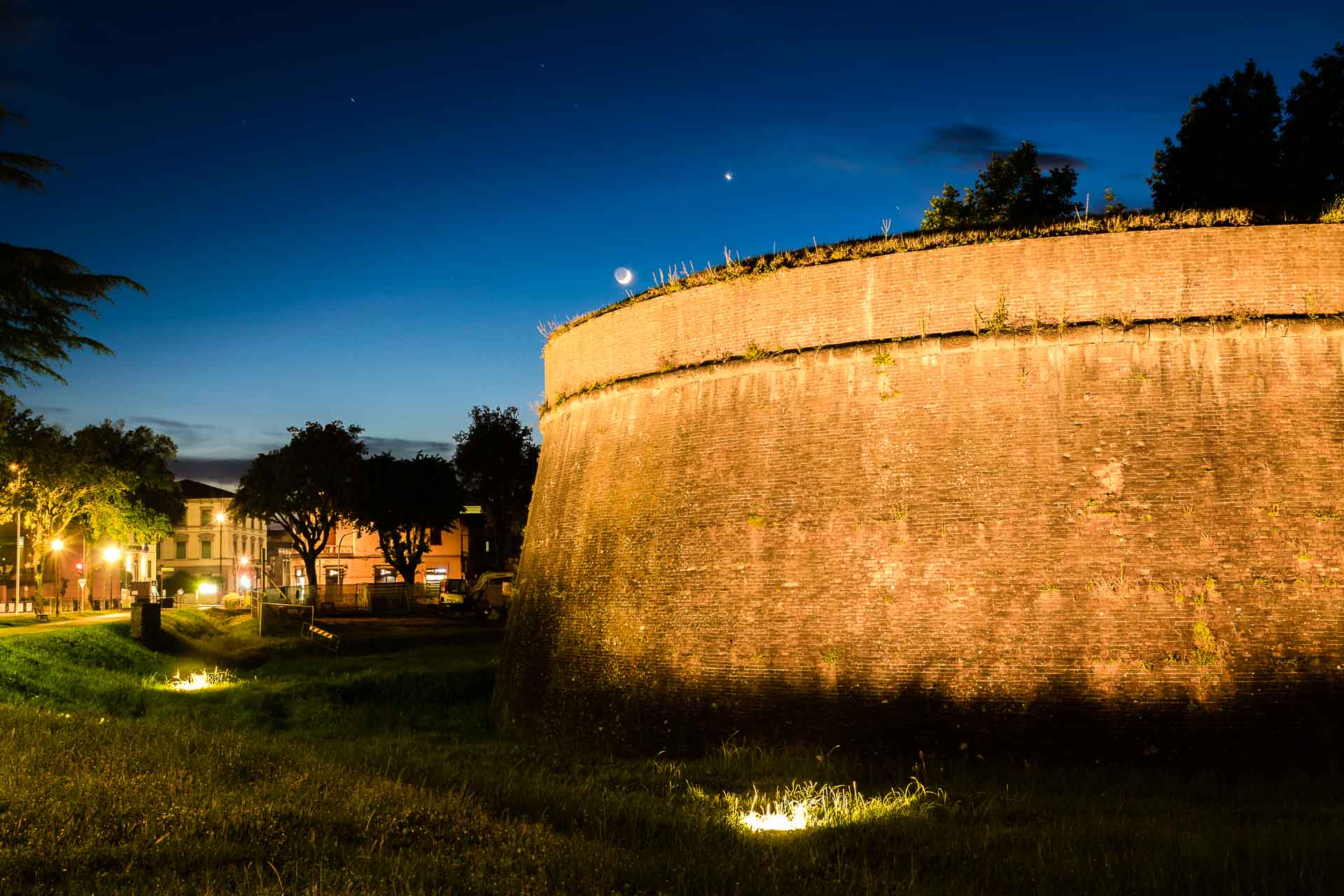 A wall of the fort in Lucca and night