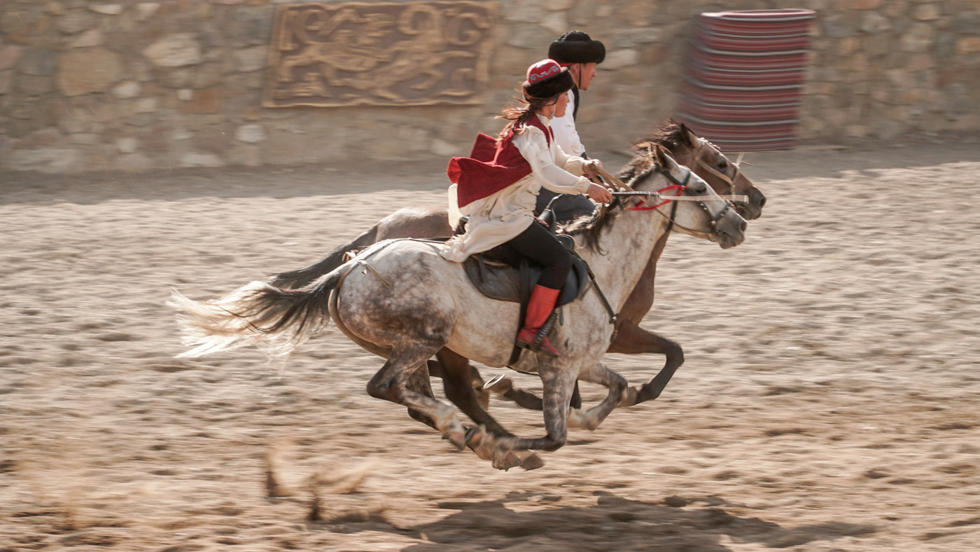 casal a cavalo galopando