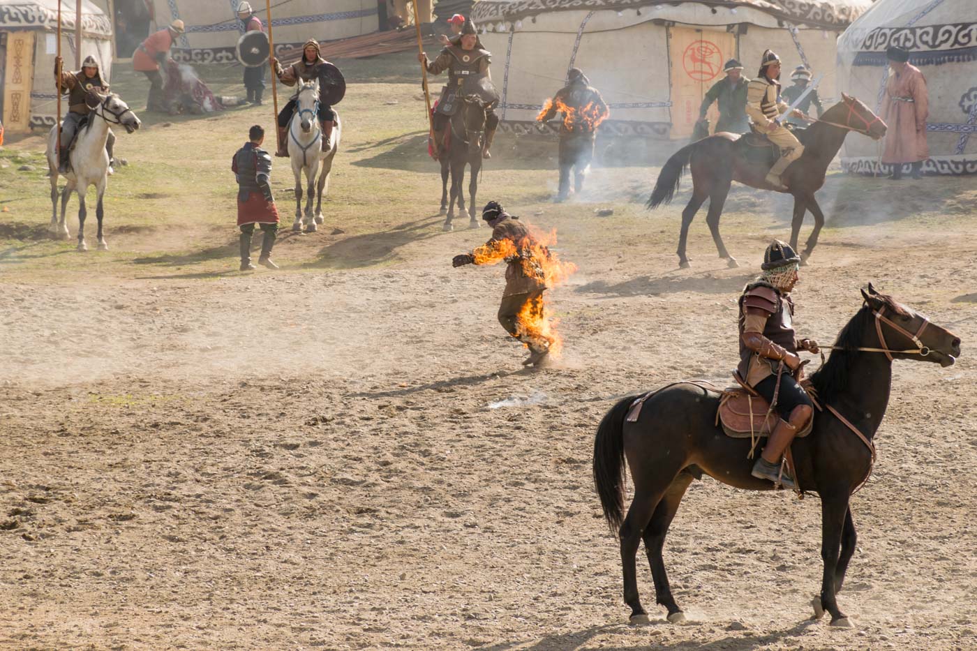 homem pegando fogo em apresentação nos Jogos mundiais nômades