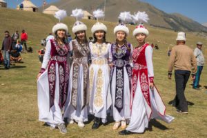 mulheres do quirguistão em vestidos tradicionais