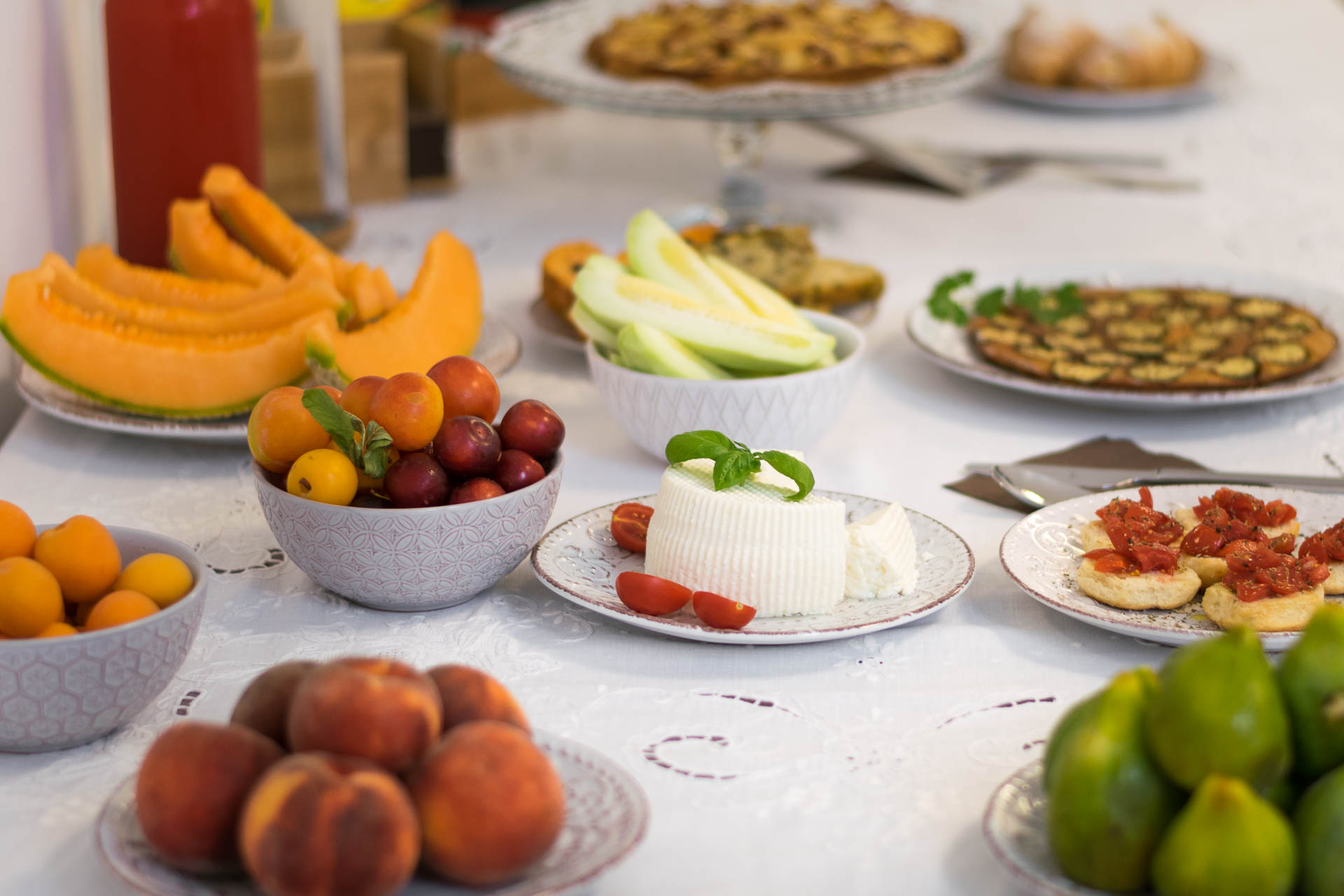 Uma mesa cheia de frutas e comidas do café da manhã