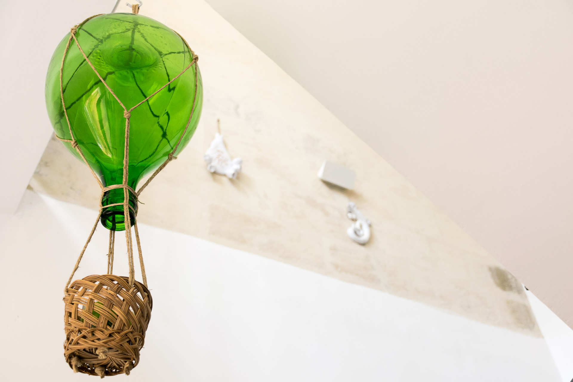 Um balão de vidro e palha pendurado em um dos quartos