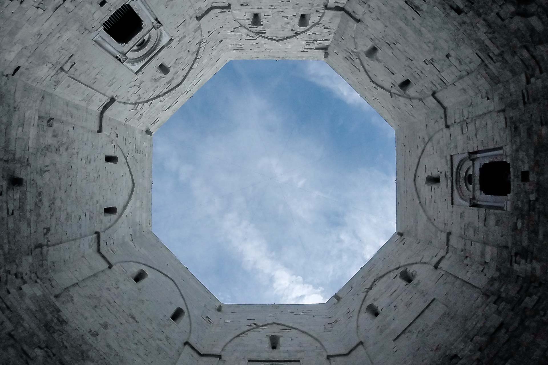 A vista do jardim do centro do castelo olhando para cima com o formate de octogono para o céu