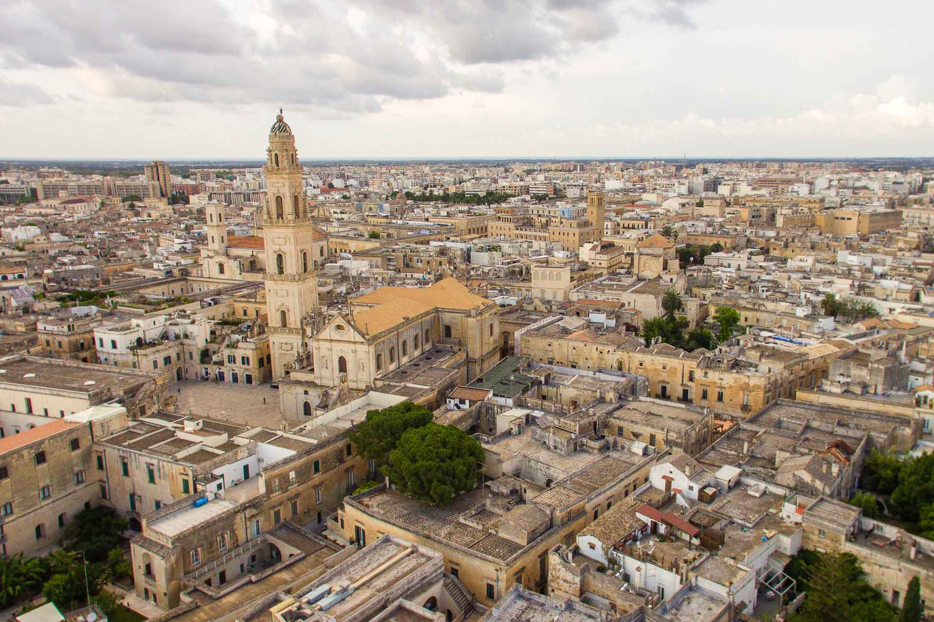 Vista aérea de Lecce com a catedral no centro e as casas barrocas