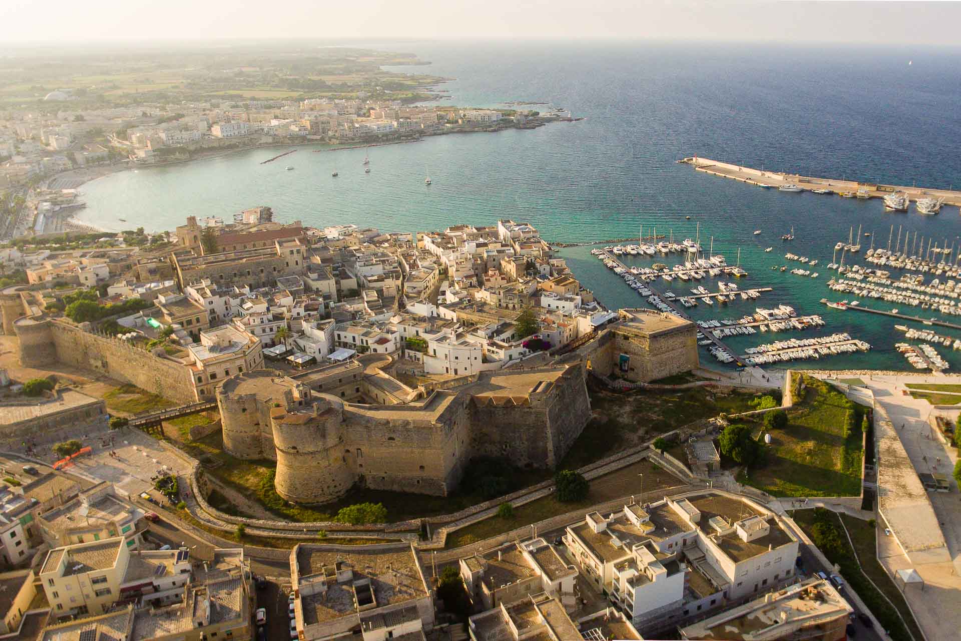 Vista aérea do castelo de Otranto na Puglia ao lado da praia e do porto