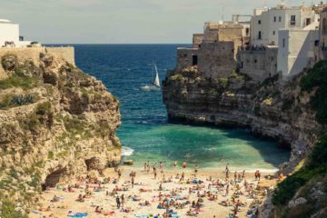 A pequena praia de Polignano A Mare entre duas rochas