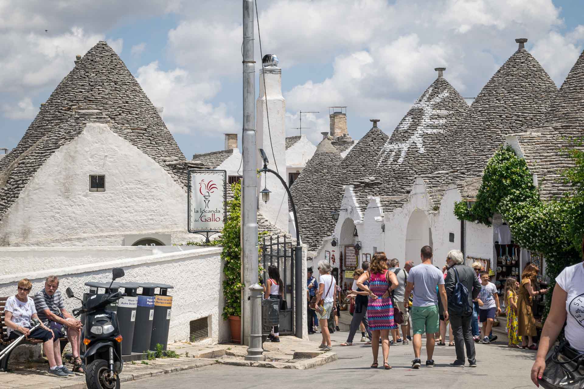 Turistas nas ruas de alberobello rodeado de trulli