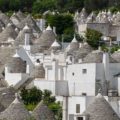 Muitos casas de pedra com teto em formato de cone chamadas the Trulli na cidade de Alberobello na Itália