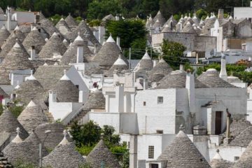 Muitos casas de pedra com teto em formato de cone chamadas the Trulli na cidade de Alberobello na Itália