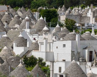 Muitos casas de pedra com teto em formato de cone chamadas the Trulli na cidade de Alberobello na Itália