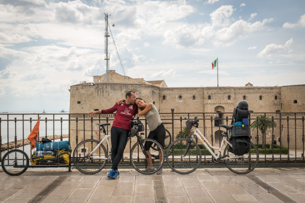 Puglia itinerary Tiago and Fernanda in Taranto with their bikes