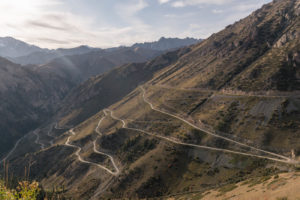 Estrada de terra indo em zig zag nas montanhas do Quirguistão