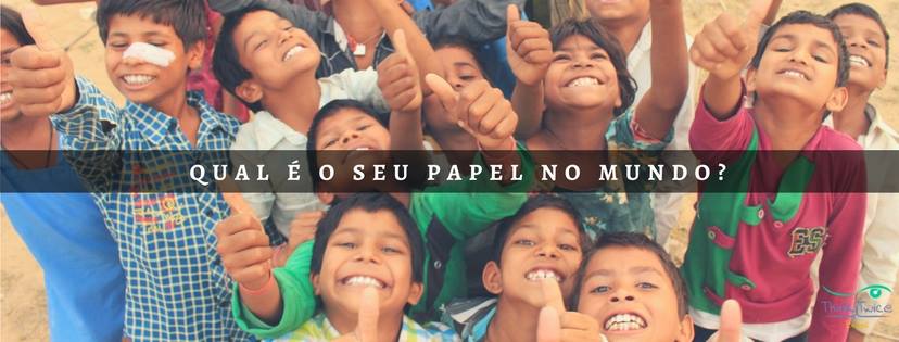 Crianças fazendo jóia com a mão e uma pergunta "Qual é o seu papel no mundo?"