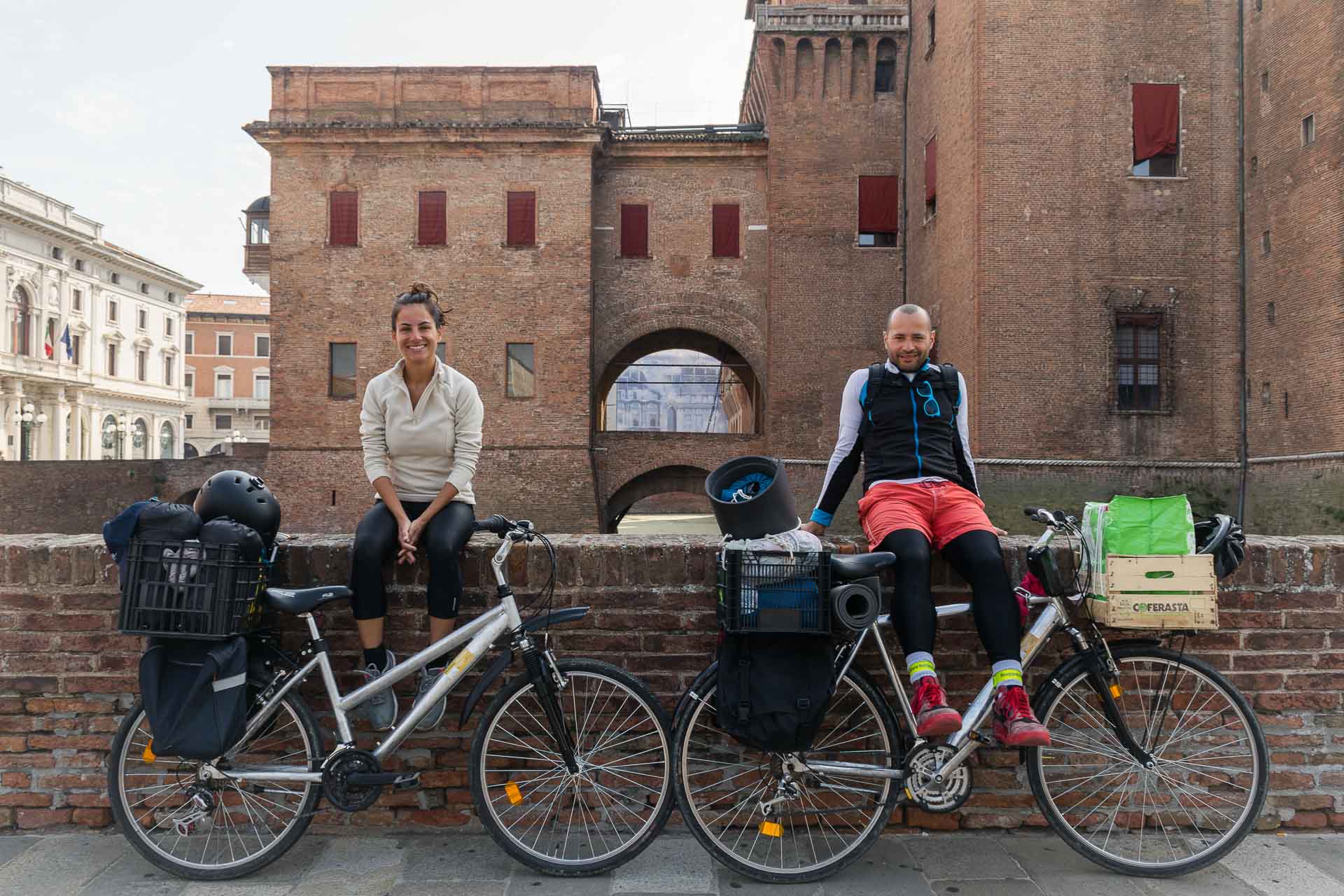 Tiago e Fernanda em frente ao castelo de Ferrara com suas bicicletas