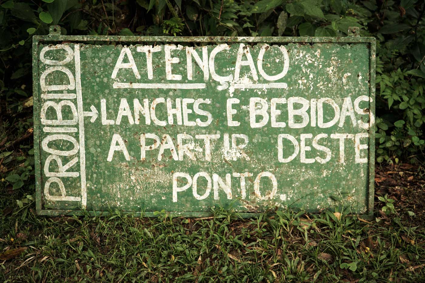 sign saying food and drinks are prohibited in portuguese