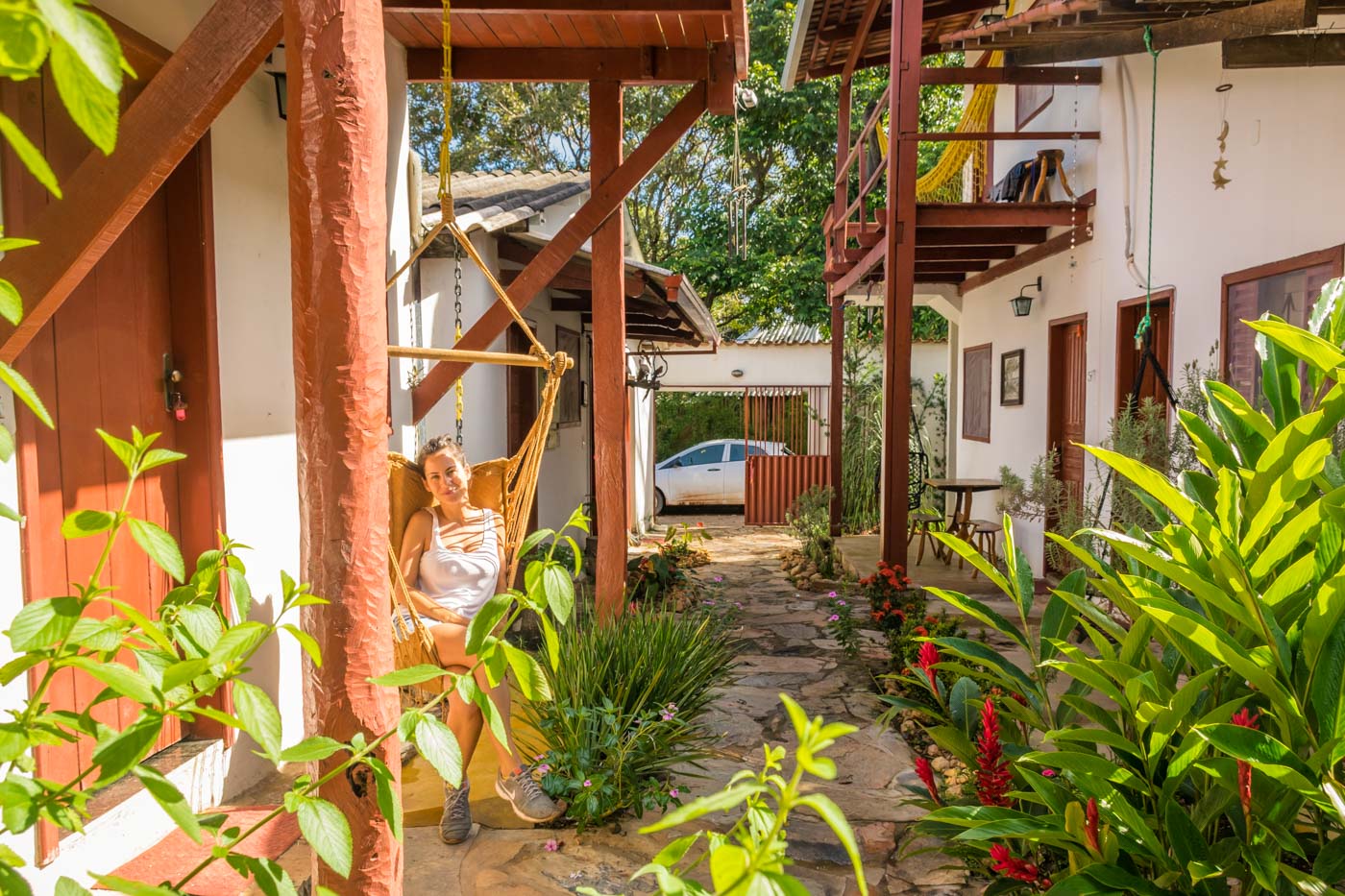 Fe na rede na frente do nosso quarto na pousada Flor de Debora