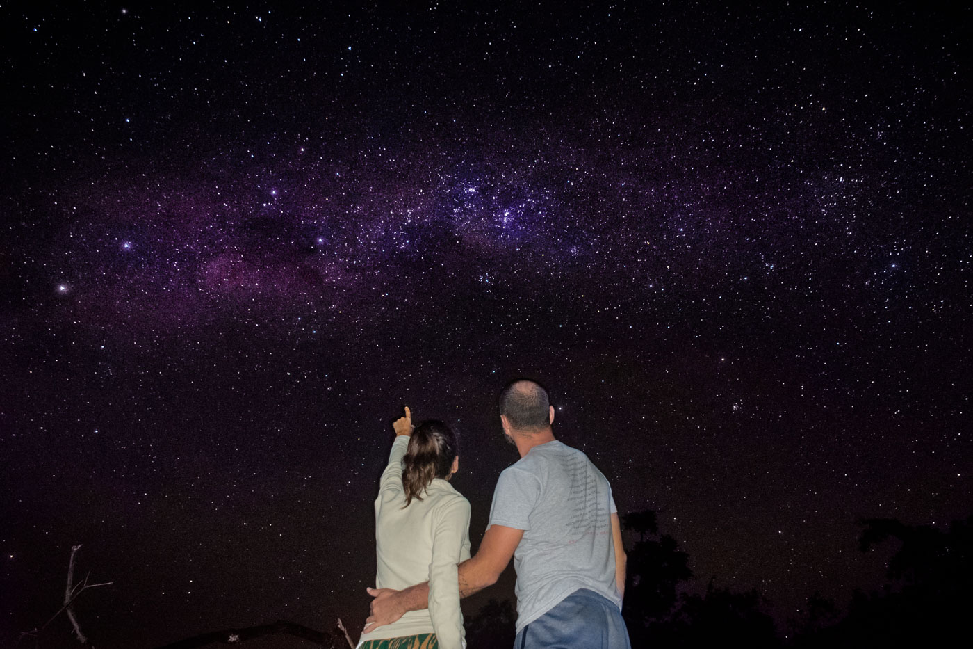 Tiago e Fernanda olhando para a via Lactea em São Jorge na chapada