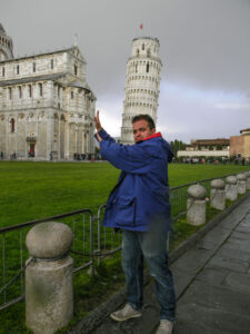 Cidades da Toscana Holding the leaning tower of pisa