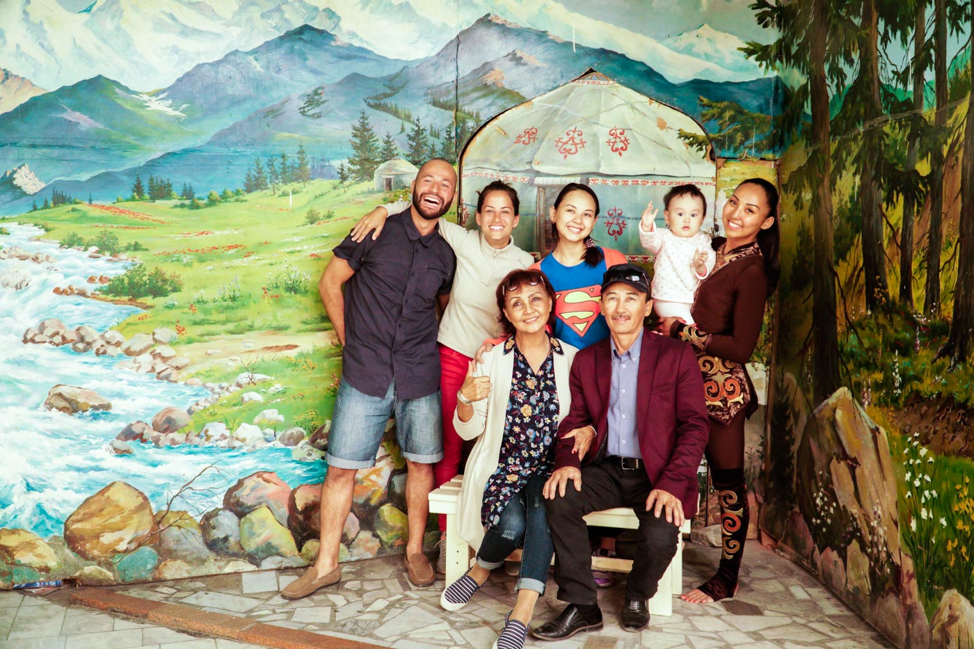 foto de familia no quirguistão com um fundo de papel nas montanhas