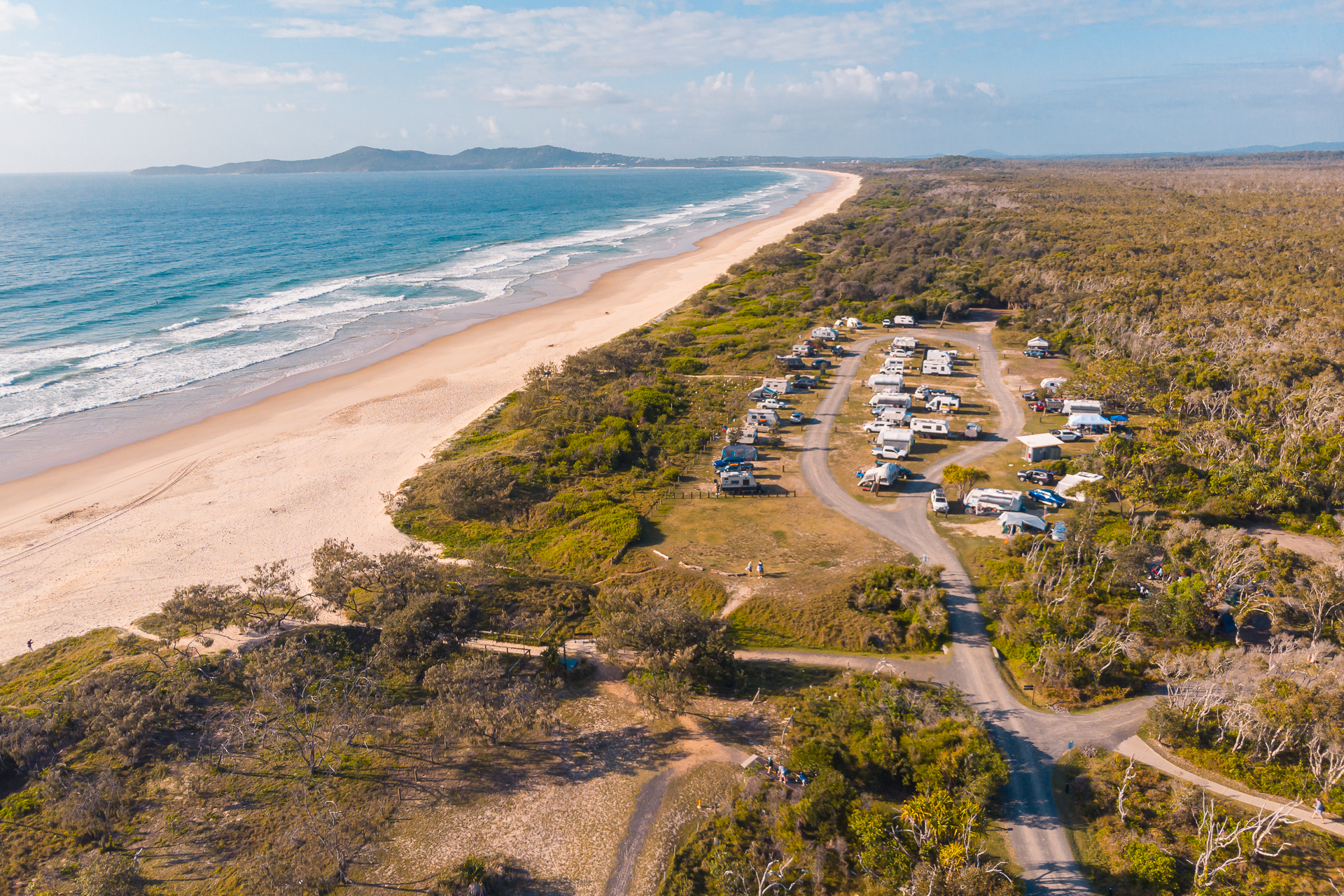Vista aérea de um acampamento à beira-mar cercado pela natureza visitado durante uma viagem na Austrália
