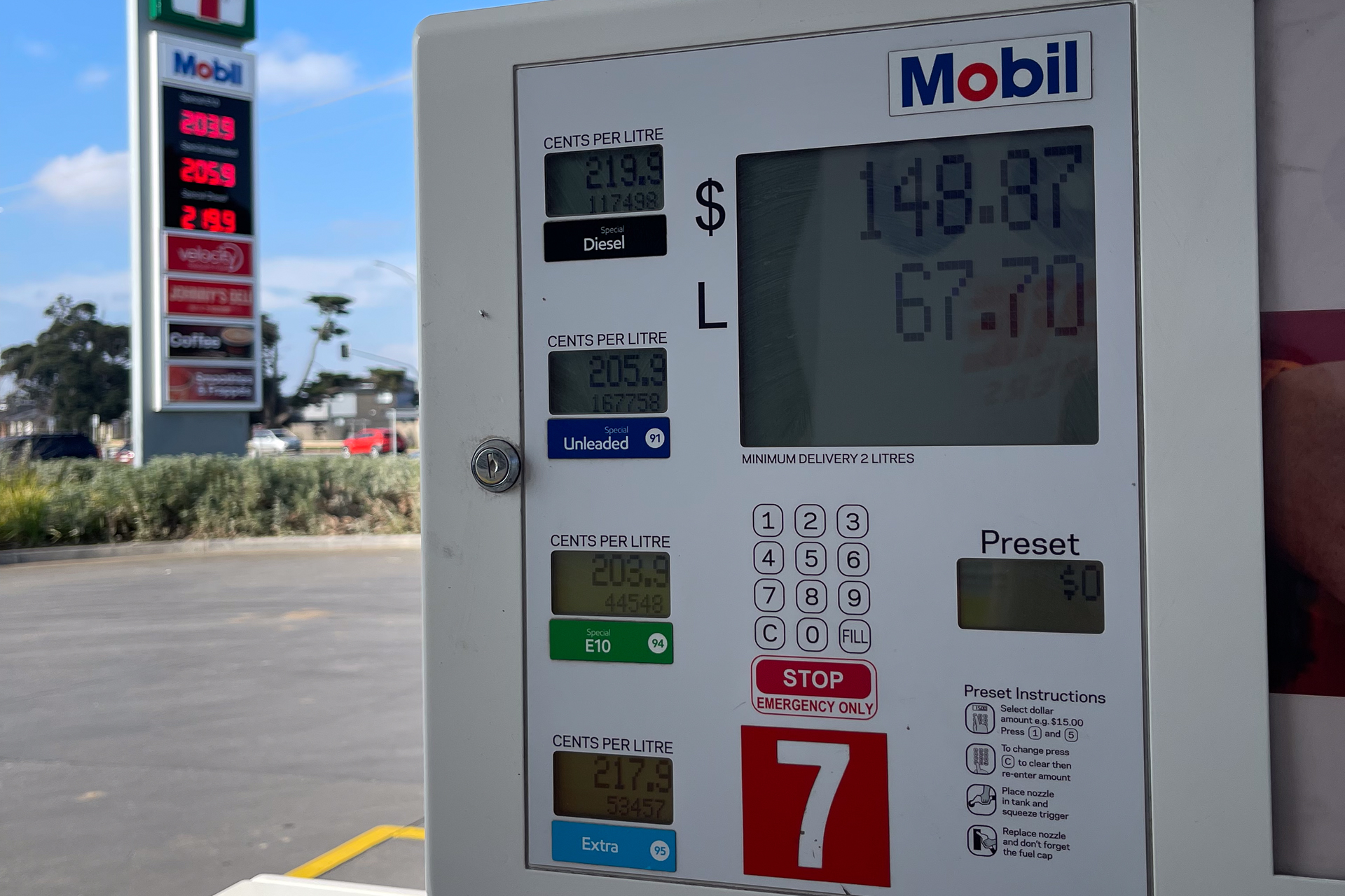 Uma bomba de gasolina dizendo que paguei 148,87 dólares australianos por 67,7 litros de gasolina
