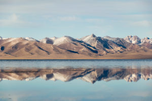 Efeito espelho d'água das montanhas no lago Song Kul