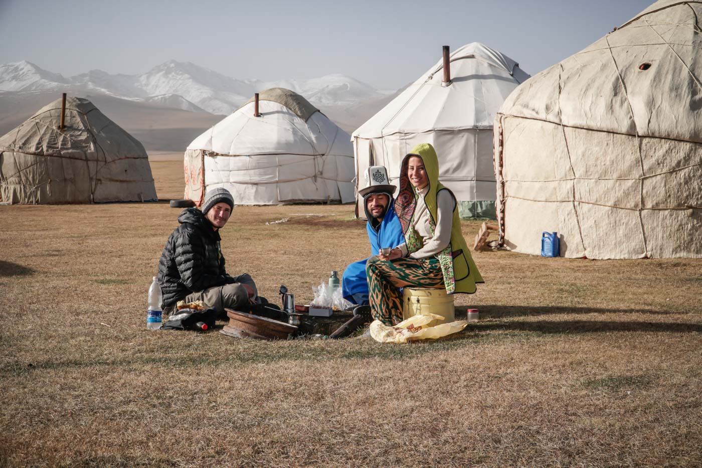 Tiago, Fernanda e um colega perto de yurtas no Quirguistão