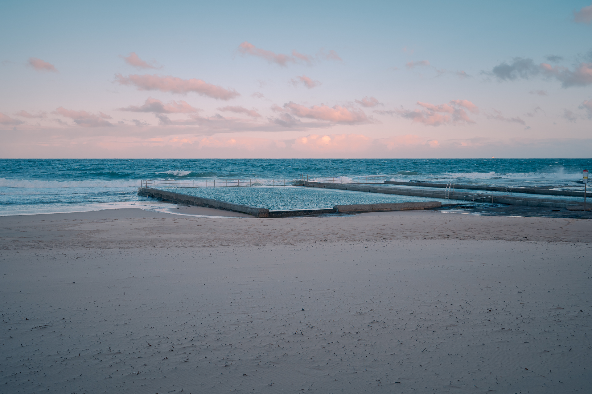 Uma piscina na praia completamente vazia