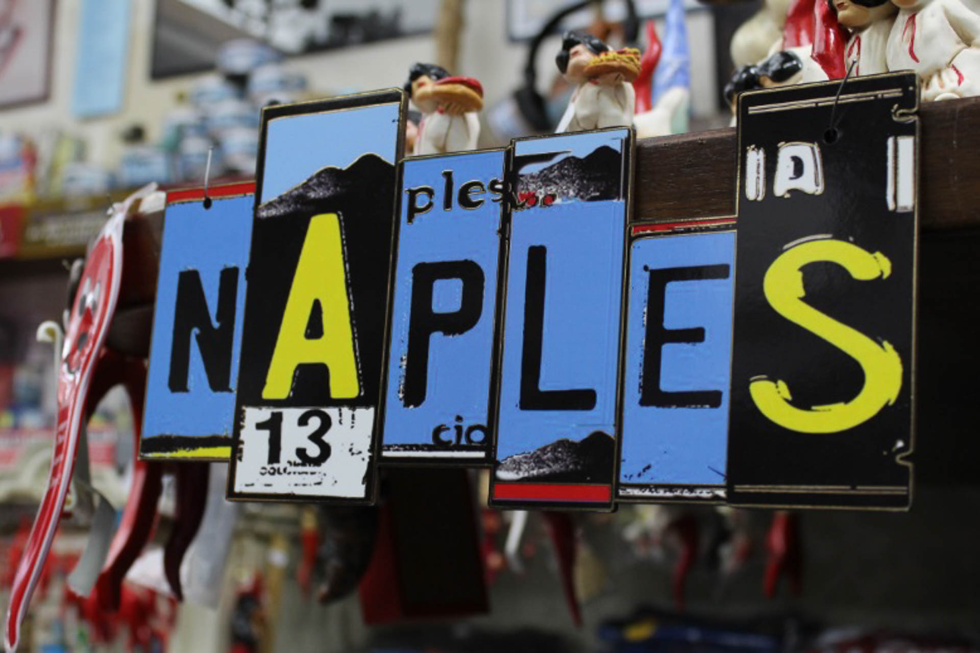 Muitas placas com letras diferentes soletrando Naples