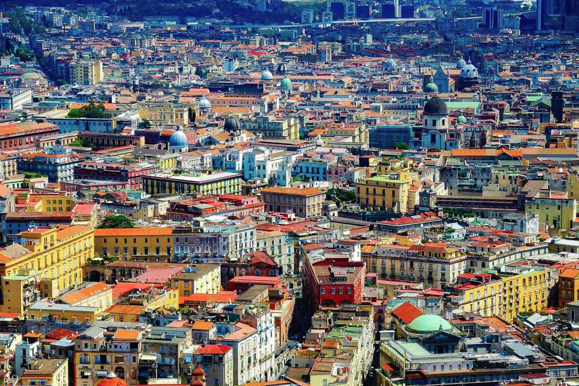 Vista aérea de Nápoles com muitas casas coloridas