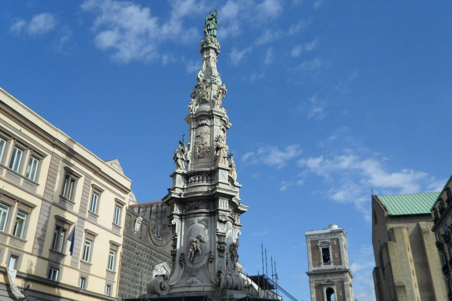 Um monumento na praça Gesu Novo em Nápoles