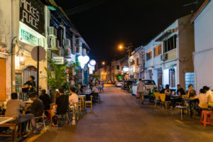 pessoas nos bares e restaurantes da Love Lane, em Penang, Malásia