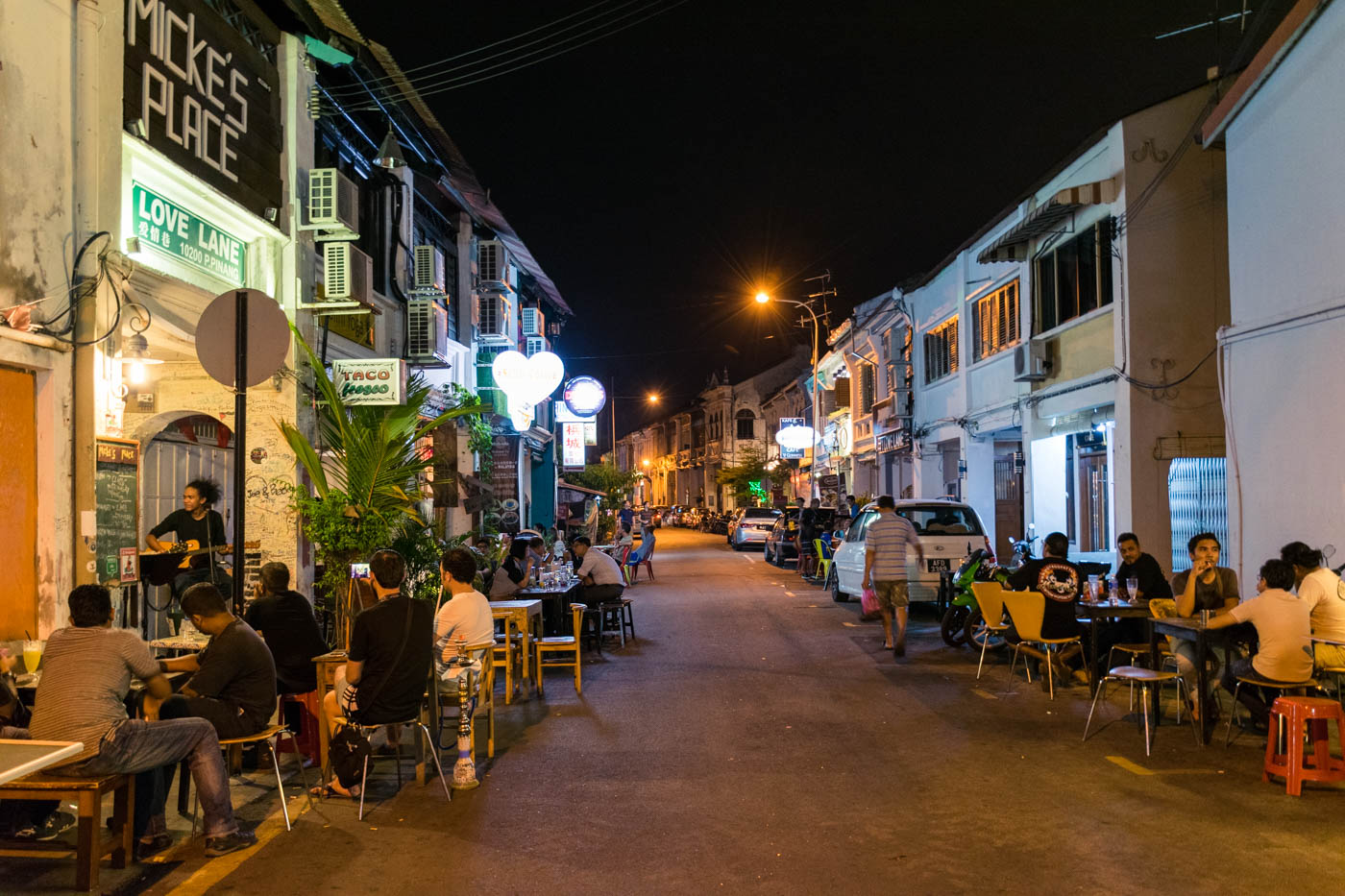 A Love Street (Rua do Amor) em Penang com bares e pessoas a noite