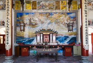 O que fazer em Penang, Malásia dentro de um templo budista, com inscrições chinesas