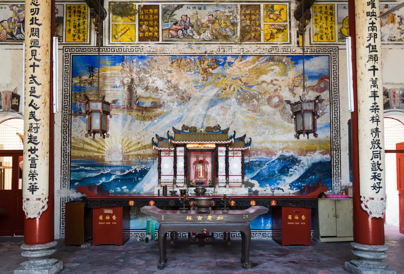 Dentro de um templo com paredes pintadas e decoradas