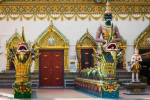 a entrada de um templo budista com estátuas de dragões