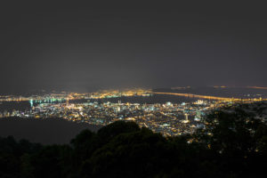 O que fazer em Penang, Malásia vista de Georgetown a noite do alto do morro de Penang