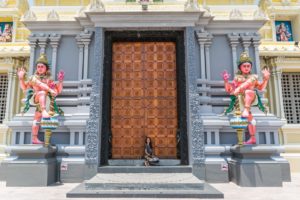 O que fazer em Penang, Malásia Fernanda na entrada de um templo budista